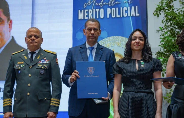 IMG_2184-728x466 El teniente general Carlos Antonio Fernández Onofre, Guido Gómez Mazara, Faride Raful, Ingrid Castro de Guzmán, José Joaquín Puello y el mayor general Ramón Antonio Guzmán Peralta