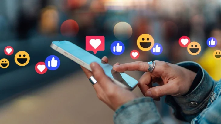 Festejar para las redes, el espejismo de la felicidad en tiempos de pantallas