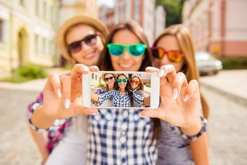 Festejar para las redes, el espejismo de la felicidad en tiempos de pantallas