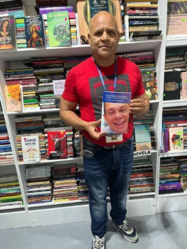  Enegildo Peña, con el libro de José Rafael Lantigua.