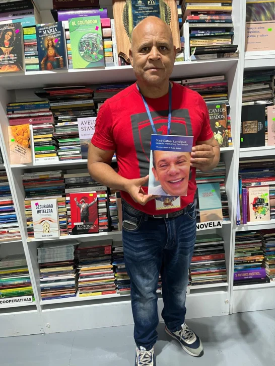  Enegildo Peña, con el libro de José Rafael Lantigua.