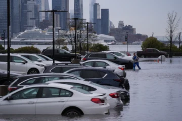  NUEVA JERSEY, EE.UU. - 30 DE OCTUBRE: Graves inundaciones afectaron al Centro Médico Palisades en el condado de Hudson, Nueva Jersey, el jueves 30 de octubre de 2025. El personal del hospital y los pacientes intentaron llegar a sus vehículos sumergidos en las aguas después de que las fuertes lluvias inundaran el área. Lokman Vural Elibol / Anadolu (Foto de Lokman Vural Elibol / Anadolu vía AFP)