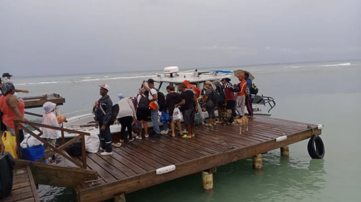 La Armada evacua a 98 personas en la Isla Saona como medida preventiva ante Melissa La Armada evacua a 98 personas en la Isla Saona como medida preventiva ante Melissa