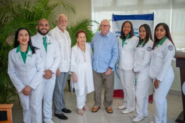  José López, Xiomara de Menéndez y Ramón Menéndez junto a los médicos residentes del Central Romana