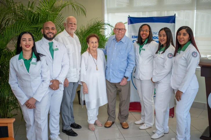 José López, Xiomara de Menéndez y Ramón Menéndez junto a los médicos residentes del Central Romana