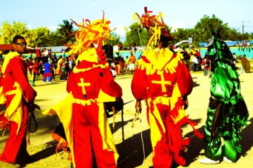  La cruz como protección en el contexto de la Cachúa se asocia al Complejo Concho Primo, según la clasificación de Patín Veloz. Este complejo recoge los pensamientos prejuiciosos originados por el estilo de vida de los antepasados durante los periodos revolucionarios de la historia dominicana. (Fuente externa).