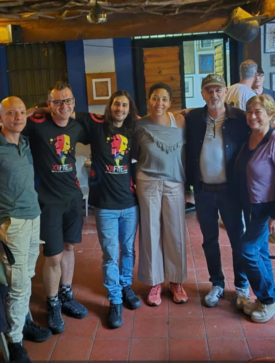  La dramaturga, actriz y directora de teatro, Adeline Flaun de Martinica compartiendo al final del ensayo general que invitó a colegas y amigos en la Sala Cristóbal de Llerena de Casa de Teatro.