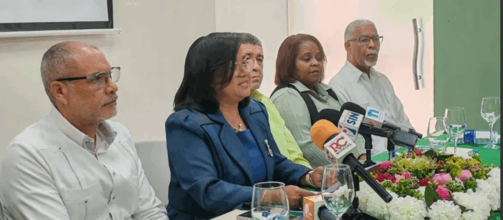 La-licenciada-Eufracia-Gomez-Morillo-expone-los-criterios-de-CONACOOP-anunciando-los-actos-del-Mes-del-Cooeprativismo-728x319