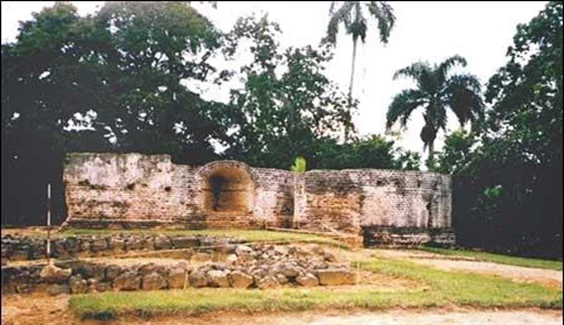  La ruina del Fuerte de La Concepción de la Vega Vieja, en el cacicazgo de Maguá.