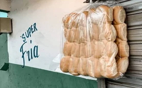 La-tradicional-funda-de-pan-colgada-en-la-puerta-del-colmado-del-barrio.-Fuente-externa La-tradicional-funda-de-pan-colgada-en-la-puerta-del-colmado-del-barrio.-Fuente-externa