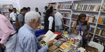  Lector procurando libros en XXVII FEria del Libro 2025