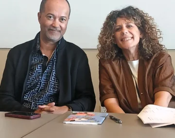 León Félix Batista y Silvia Goldman, presentando Seis amnesias en la II Feria del Libro Latino en Indianápolis.