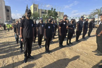 Unos 11 autobuses con presos palestinos han llegado ya al sur de Gaza y se esperan más Unos 11 autobuses con presos palestinos han llegado ya al sur de Gaza y se esperan más