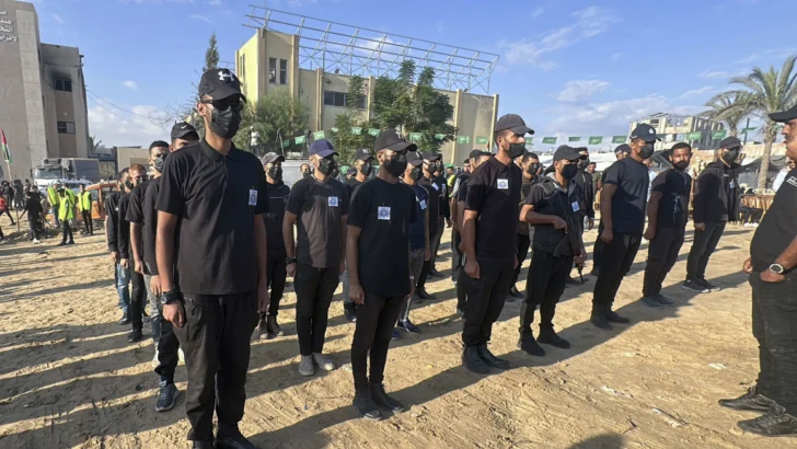 Unos 11 autobuses con presos palestinos han llegado ya al sur de Gaza y se esperan más Unos 11 autobuses con presos palestinos han llegado ya al sur de Gaza y se esperan más