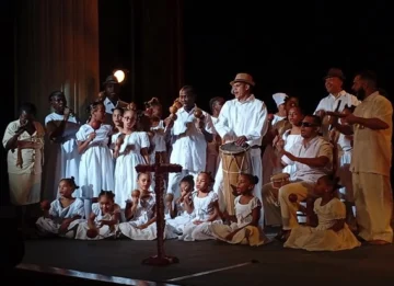  Los Congos de Villa Mella y las bailarinas en el homenaje a Martha Núñez.