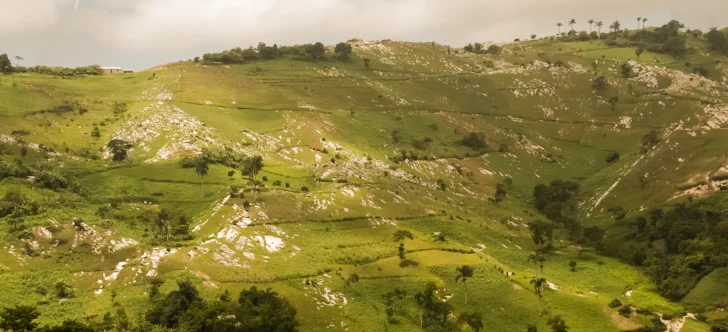  Los cabezales de piedras de la roca madre se muestra en la superficie de los terrenos en la comunidad de Sabambobé, al otro lado de la frontera, en 2007. Foto del autor.
