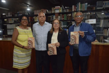  Los poetas Daniela Cruz, Enegildo Peña, Carmen Pérez Valerio y Andrés Acevedo.
