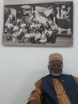  Mansour Ciss Kanakassy en las oficinas de la Bienal de São Paulo. Fotografía de Aurora Martínez, 2025.