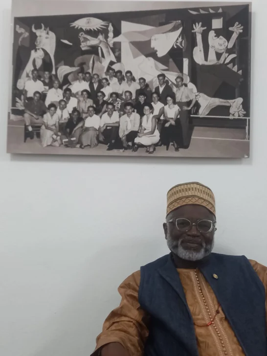  Mansour Ciss Kanakassy en las oficinas de la Bienal de São Paulo. Fotografía de Aurora Martínez, 2025.