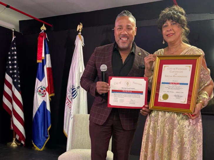 Periodista Mary Leisy Hernández recibe reconocimientos en Nueva York