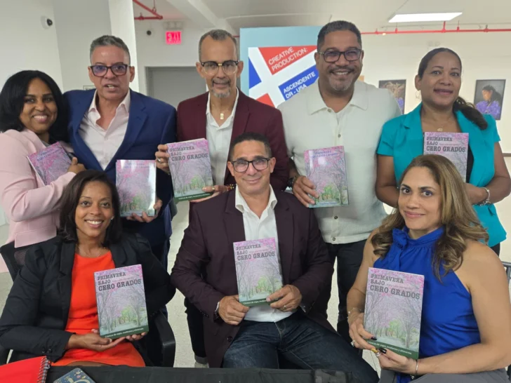  Miembros de la Fundación Comunidad Sánchez Ramírez en USA exhiben su libro, en la presentación de Primavera Bajo Cero Grados en Nueva York.