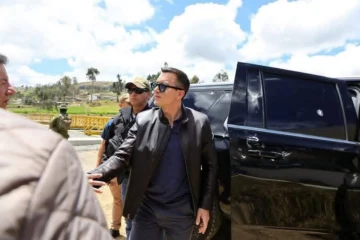 Presidente ecuatoriano sale ileso de ataque a balazos y pedradas a su caravana, asegura ministra