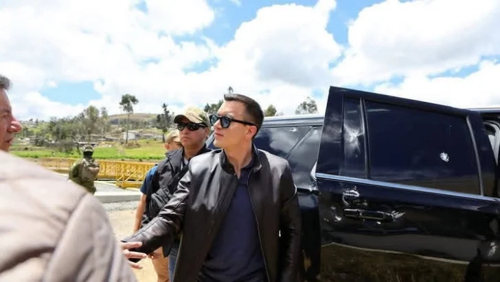 Presidente ecuatoriano sale ileso de ataque a balazos y pedradas a su caravana, asegura ministra