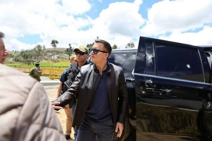 Presidente ecuatoriano sale ileso de ataque a balazos y pedradas a su caravana, asegura ministra