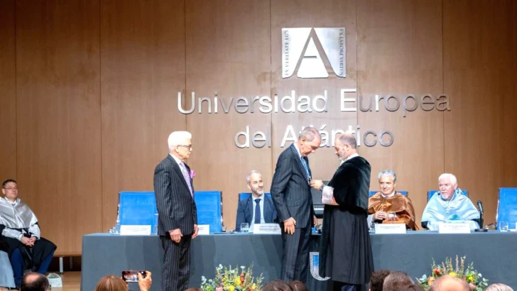El doctor Franklin García Fermín recibe Medalla al Mérito de la Universidad Europea del Atlántico, en España
