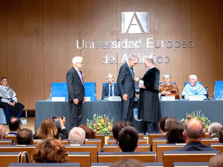 El doctor Franklin García Fermín recibe Medalla al Mérito de la Universidad Europea del Atlántico, en España