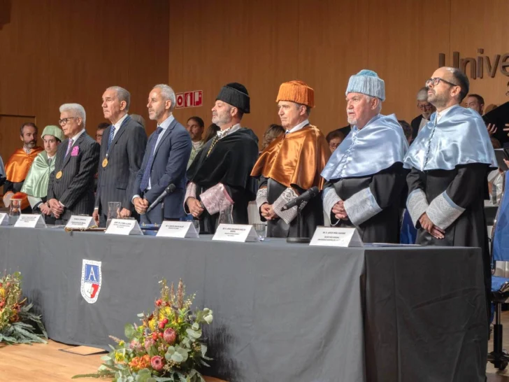 El doctor Franklin García Fermín recibe Medalla al Mérito de la Universidad Europea del Atlántico, en España