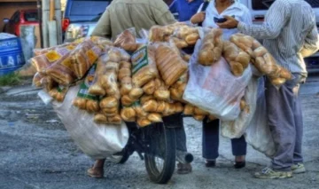  Panadero dominicano en su venta temprano de pan de agua y sobao. Fuente externa .