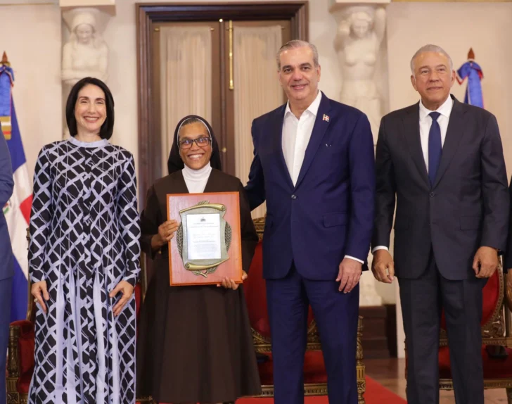 Reconocen-a-Josefina-Minino-y-sor-Agripina-Acosta-por-su-dedicacion-y-proteccion-de-adultos-mayores-1-728x574