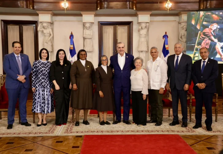 Reconocen a Josefina Miniño y sor Agripina Acosta por su dedicación y protección a adultos mayores