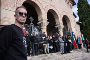 Cientos de personas celebran al dictador Mussolini en su pueblo en aniversario de Marcha sobre Roma Cientos de personas celebran al dictador Mussolini en su pueblo en aniversario de Marcha sobre Roma