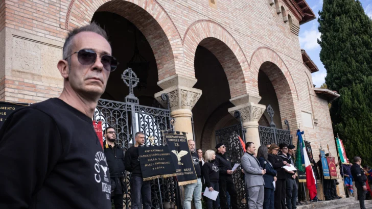 Cientos de personas celebran al dictador Mussolini en su pueblo en aniversario de Marcha sobre Roma