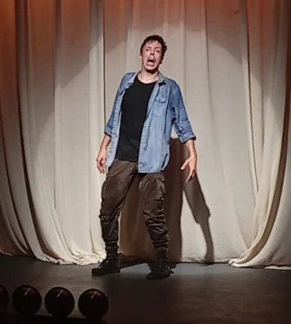  Roberto Peloni, el talentoso actor de la compañía Criolla, protagonista de la extraordinaria obra El brote, del dramaturgo Emiliano Dionisi.