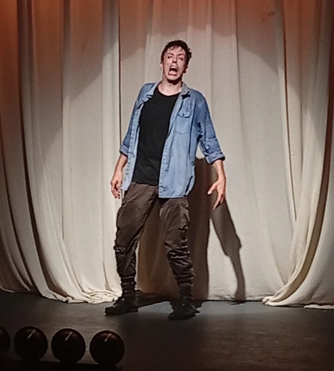  Roberto Peloni, el talentoso actor de la compañía Criolla, protagonista de la extraordinaria obra El brote, del dramaturgo Emiliano Dionisi.