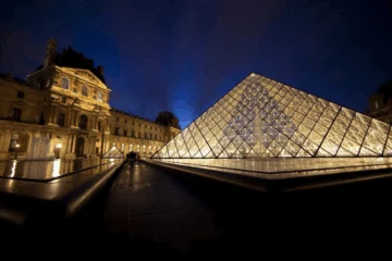 Un robo de joyas de valor incalculable en el Louvre rápido y profesional, pero con fallos