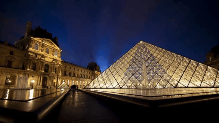 Un robo de joyas de valor incalculable en el Louvre rápido y profesional, pero con fallos