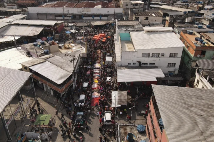  ATENCIÓN EDITORES: CONTENIDO GÁFICO EXPLICITO AME3085. RÍO DE JANEIRO (BRASIL), 29/10/2025.- Fotografía aérea de cuerpos sin vida este miércoles, en una calle de Río de Janeiro (Brasil). La operación policial lanzada el martes en Río de Janeiro, la más letal de la historia de la ciudad brasileña, dejó 132 muertos, entre ellos cuatro agentes, informó este miércoles a EFE la Defensoría Pública regional. EFE/ Renato Spyrro