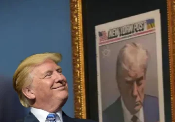  Su ficha policial publicada en un diario fue enmarcada en dorado y se encuentra en el pasillo entre el Despacho Oval y la Sala del Gabinete. Trump fue imputado por 13 delitos relacionados con un supuesto intento de revertir los resultados electorales de 2020. Este fue solo uno de los cuatro casos judiciales que enfrentó, incluyendo el soborno a Stormy Daniels, el manejo de documentos clasificados y su papel en el asalto al Capitolio.