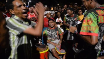  Tocando atabales como promesa al santo en la noche en el parque San Miguel. Fuente externa.
