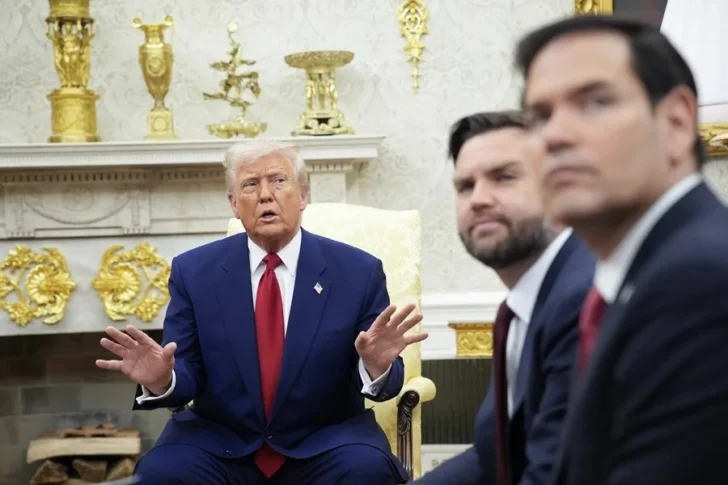 Trump dice que 'le encantaría' optar a un tercer mandato pero respalda fórmula Vance-Rubio