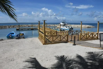 Turismo inaugura en Caleta muelle reconstruido de RD$ 34.4 millones Turismo inaugura en Caleta muelle reconstruido de RD$ 34.4 millones