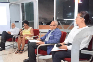  De izquierda a derecha: El autor de la obra, Enegildo Peña; Daniel Gruz, uno de los presentadores de Voces de mi voz; Andrés Acevedo, autor del presente texto; y Arelis Albino, maestra de ceremonias del evento.