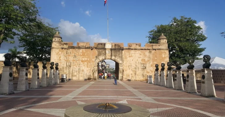  Vista de la Puerta del Conde, donde se proclamó la independencia Nacional.