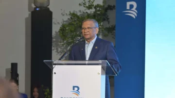  El presidente ejecutivo de Banreservas, Leonardo Aguilera, habla en la presentación de la campaña institucional.