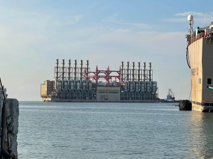 Cambio de barcaza eléctrica en Azua es para enfrentar la baja reserva de generación en el sistema
