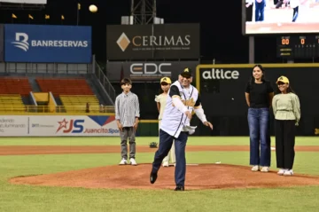 Leonardo Aguilera lanza la primera bola en partido inaugural en el Estadio Cibao Leonardo Aguilera lanza la primera bola en partido inaugural en el Estadio Cibao